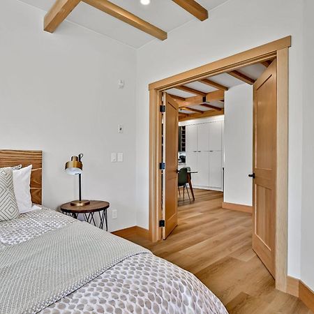 Ravens Crest Lodge - Stunning Views Perfectly Located On Main Street 캔모어 외부 사진