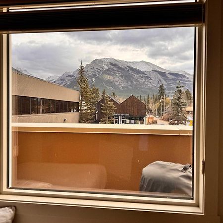 Ravens Crest Lodge - Stunning Views Perfectly Located On Main Street 캔모어 외부 사진