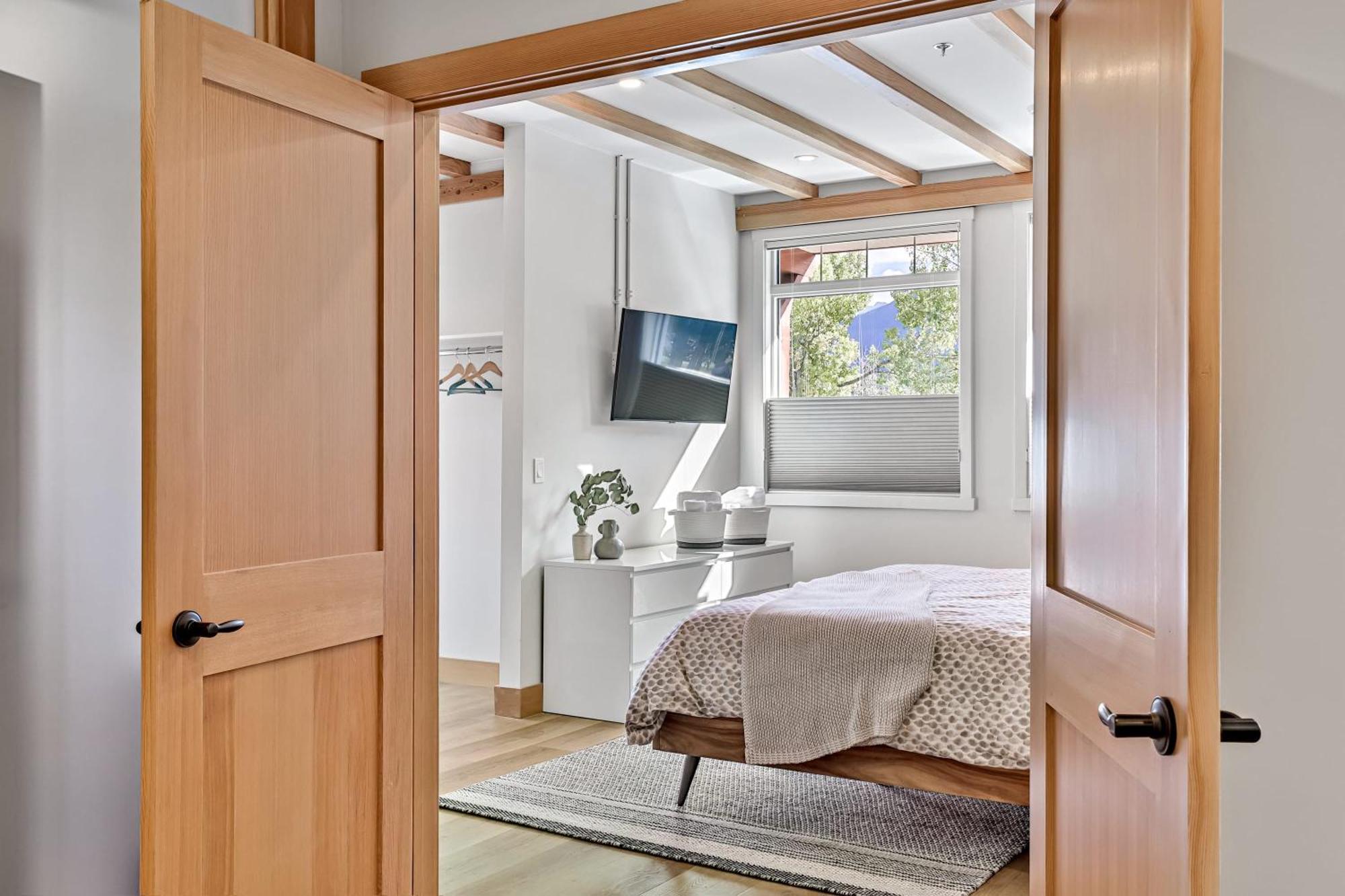 Ravens Crest Lodge - Stunning Views Perfectly Located On Main Street 캔모어 외부 사진