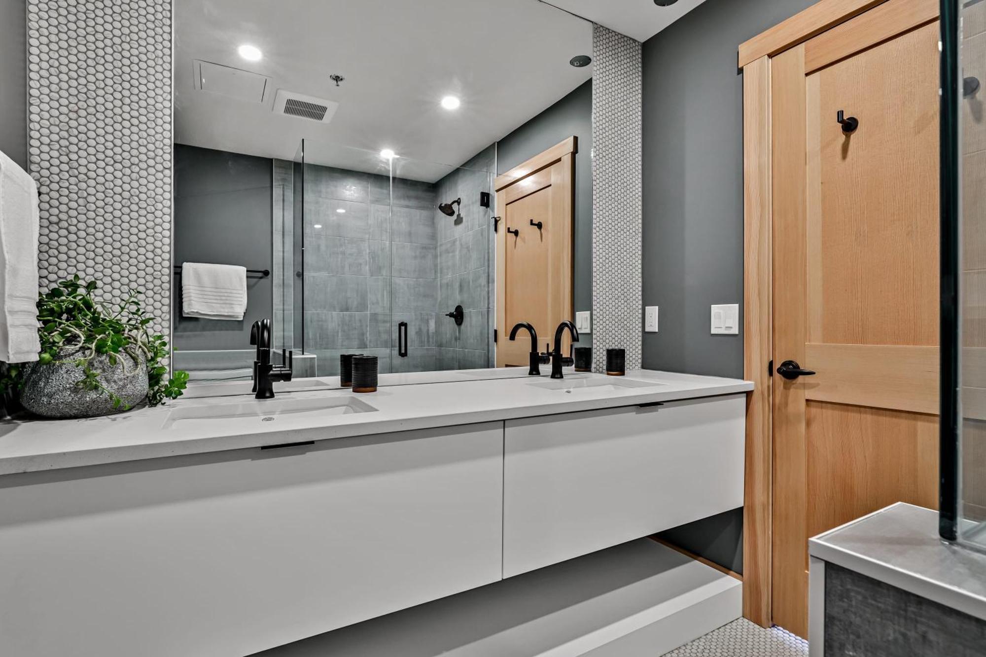 Ravens Crest Lodge - Stunning Views Perfectly Located On Main Street 캔모어 외부 사진