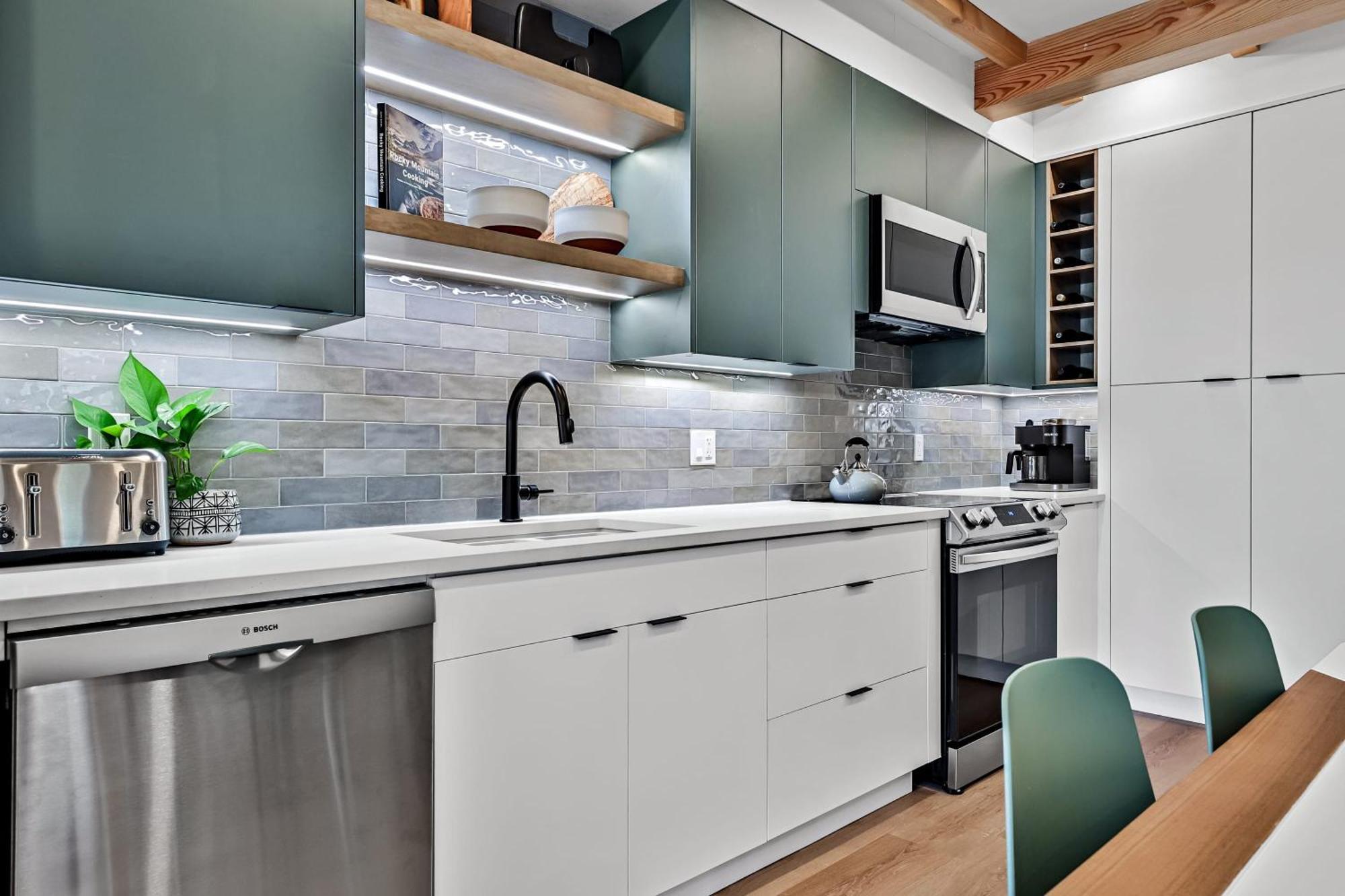 Ravens Crest Lodge - Stunning Views Perfectly Located On Main Street 캔모어 외부 사진