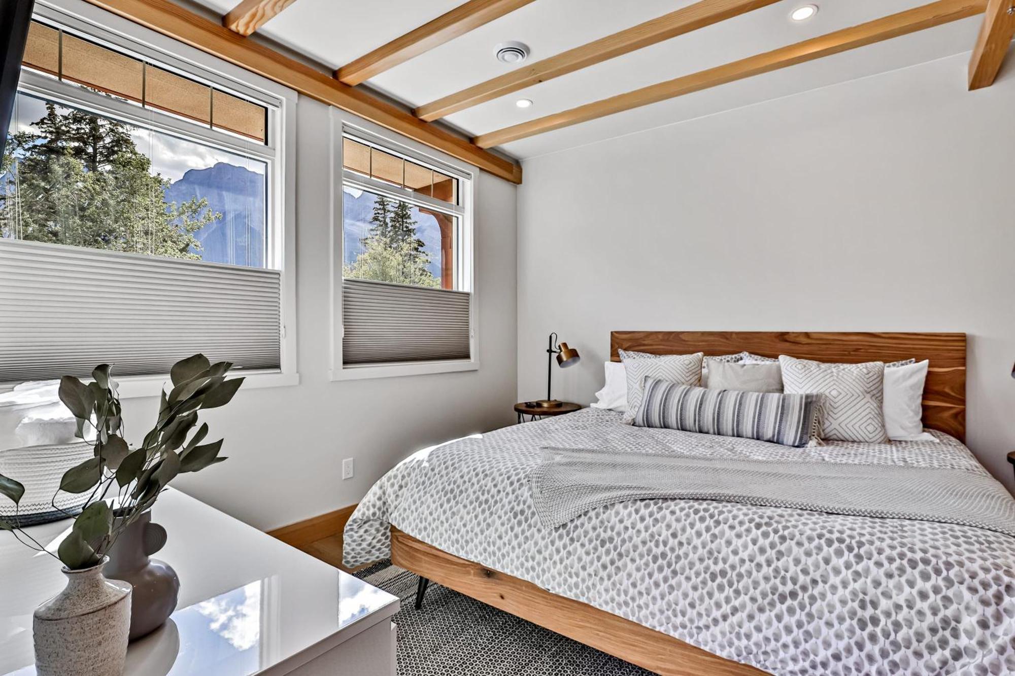 Ravens Crest Lodge - Stunning Views Perfectly Located On Main Street 캔모어 외부 사진