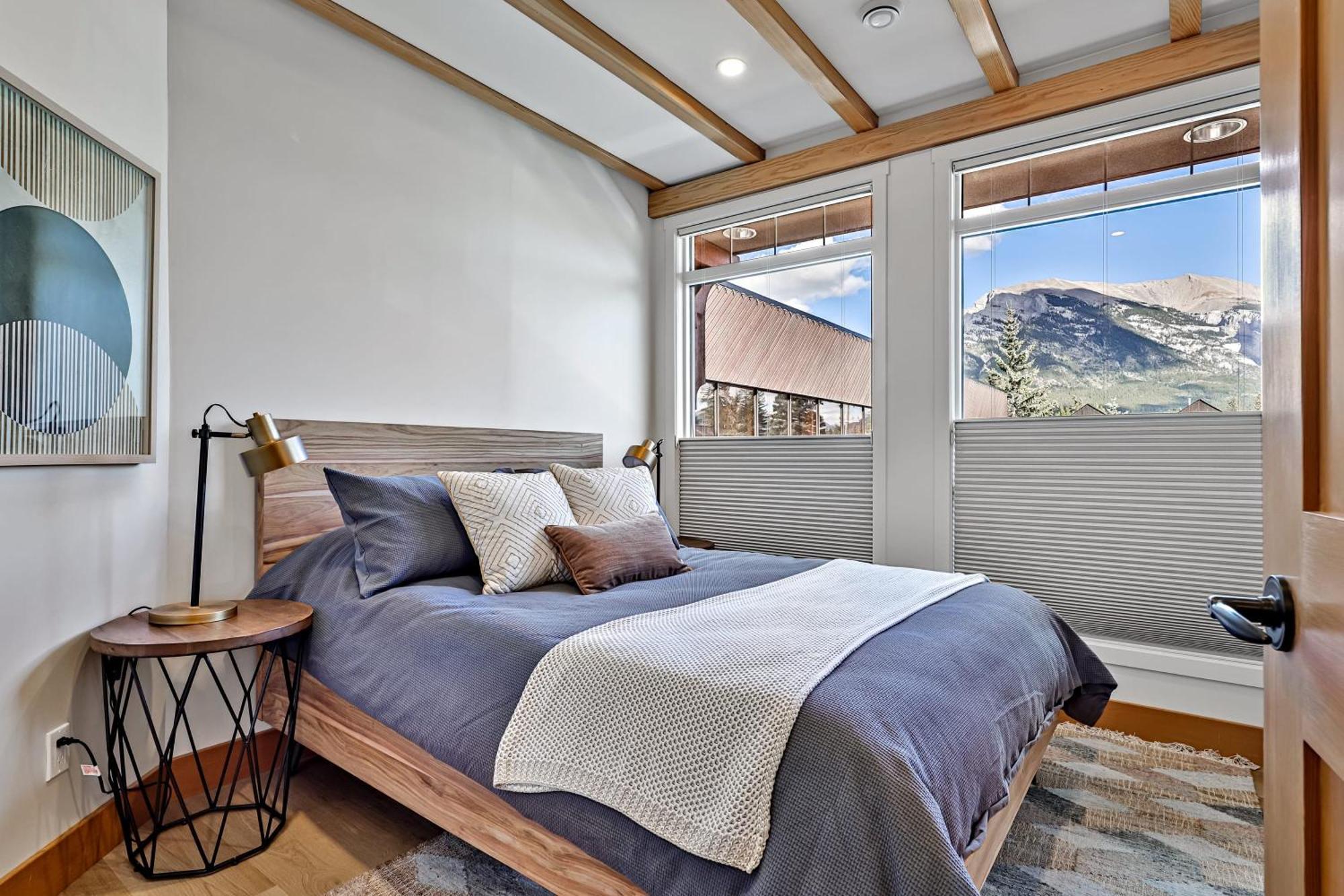Ravens Crest Lodge - Stunning Views Perfectly Located On Main Street 캔모어 외부 사진