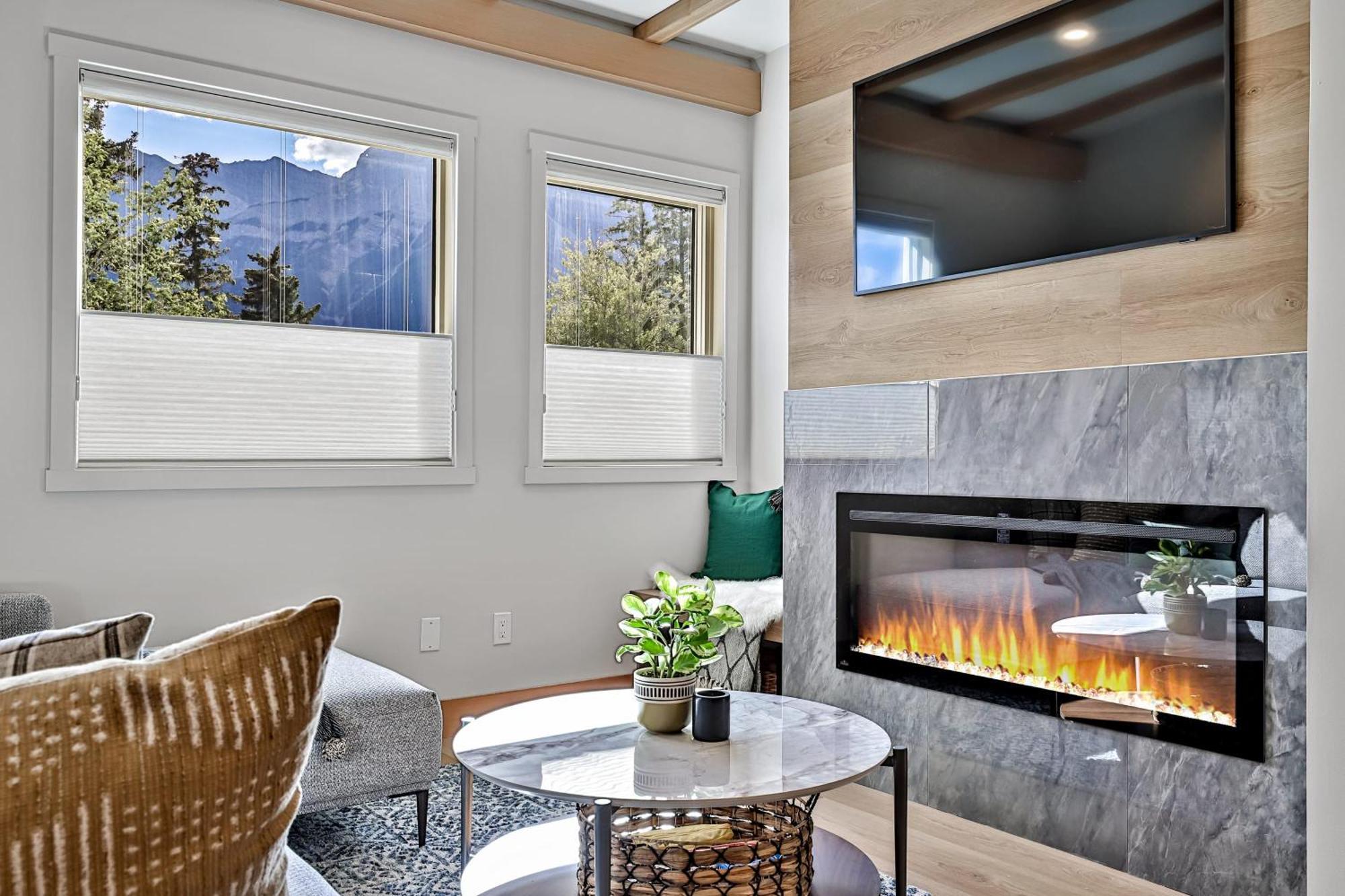 Ravens Crest Lodge - Stunning Views Perfectly Located On Main Street 캔모어 외부 사진