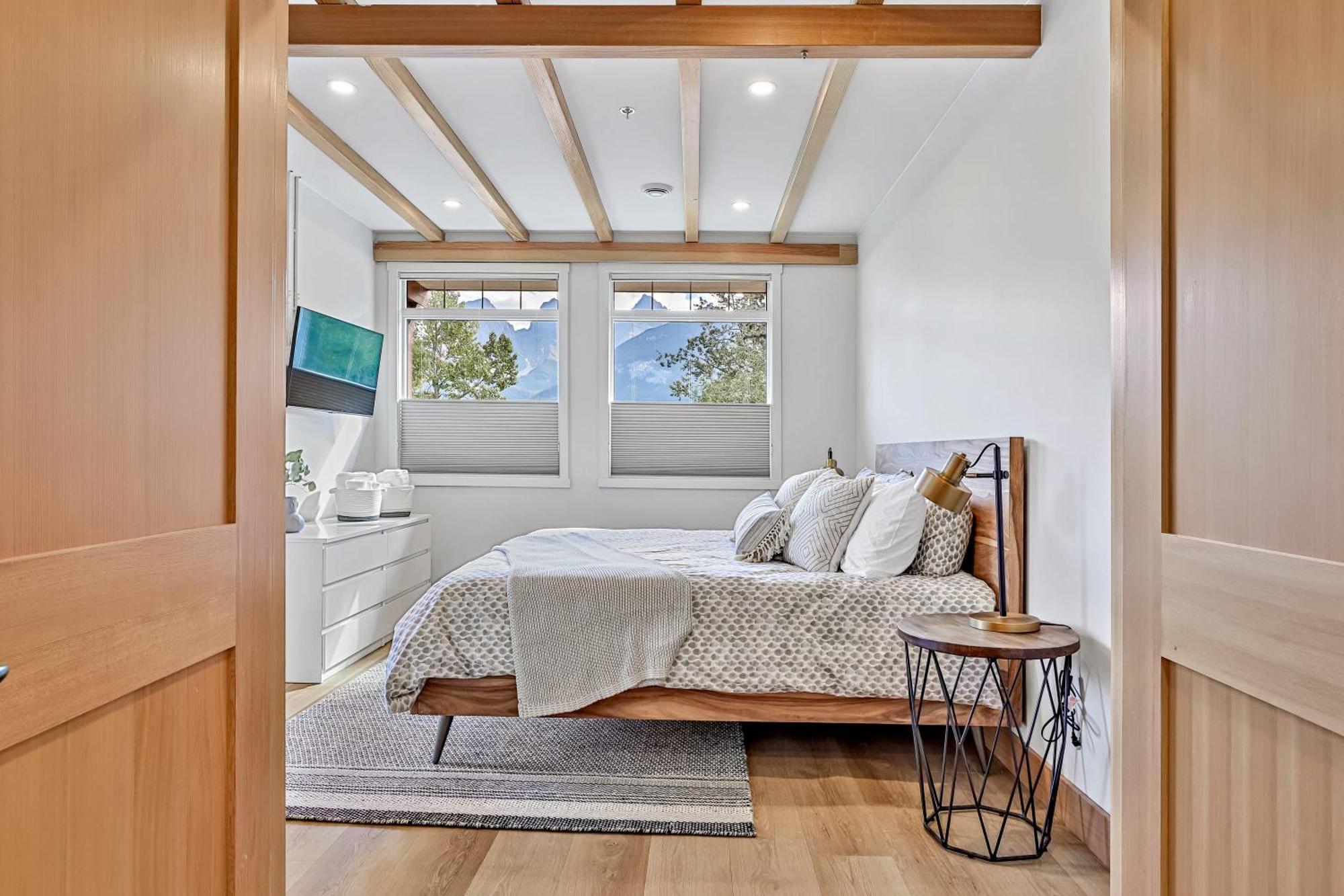 Ravens Crest Lodge - Stunning Views Perfectly Located On Main Street 캔모어 외부 사진