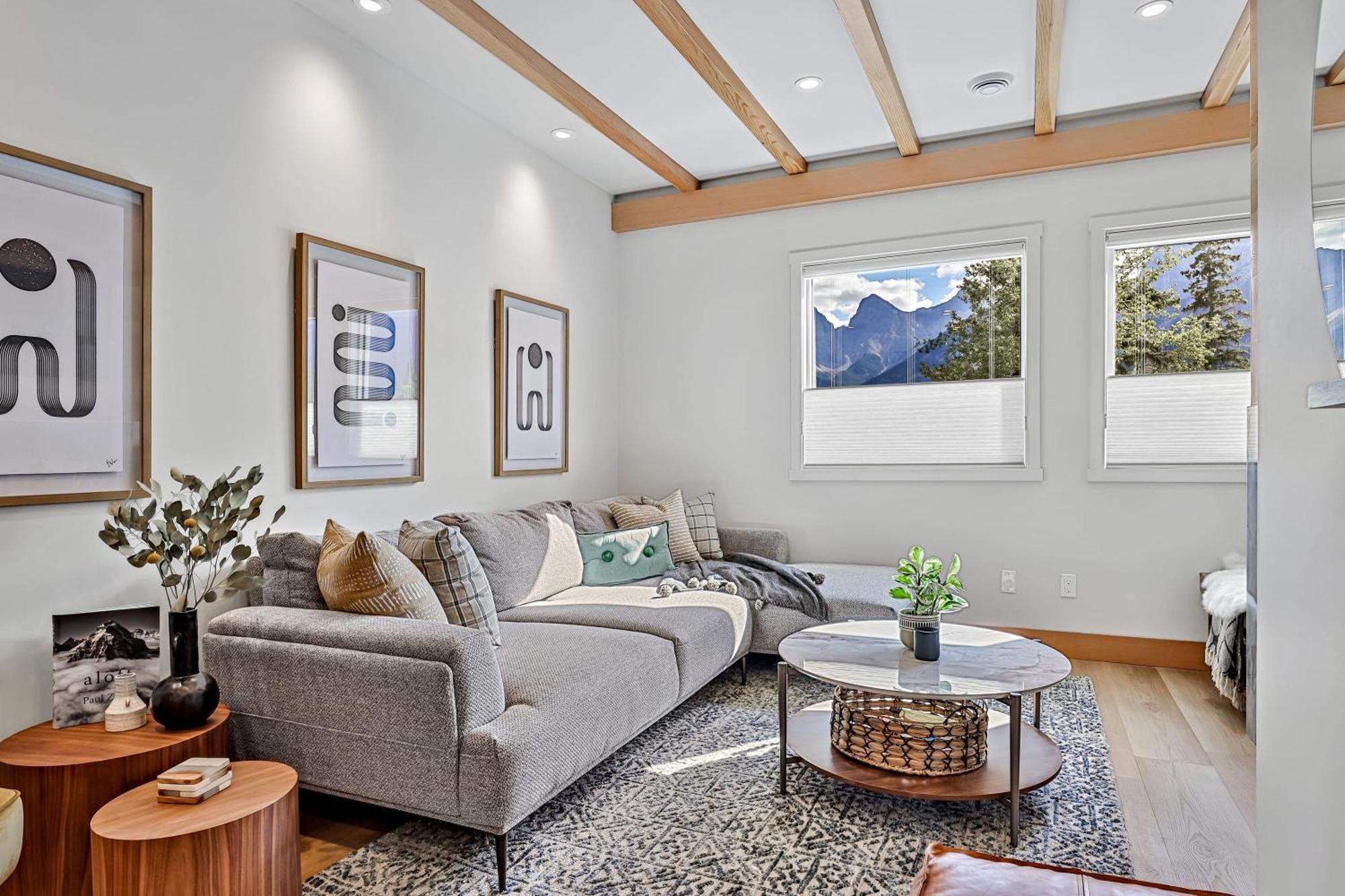 Ravens Crest Lodge - Stunning Views Perfectly Located On Main Street 캔모어 외부 사진