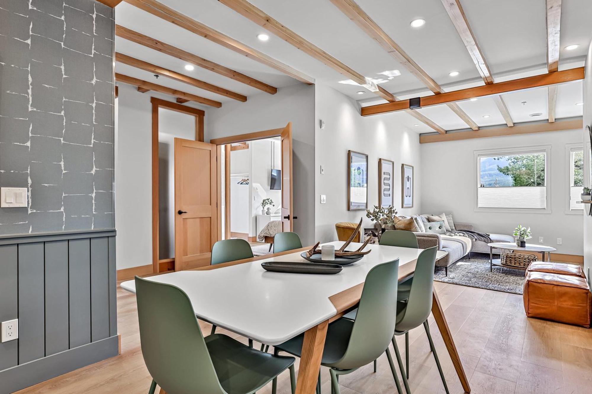 Ravens Crest Lodge - Stunning Views Perfectly Located On Main Street 캔모어 외부 사진