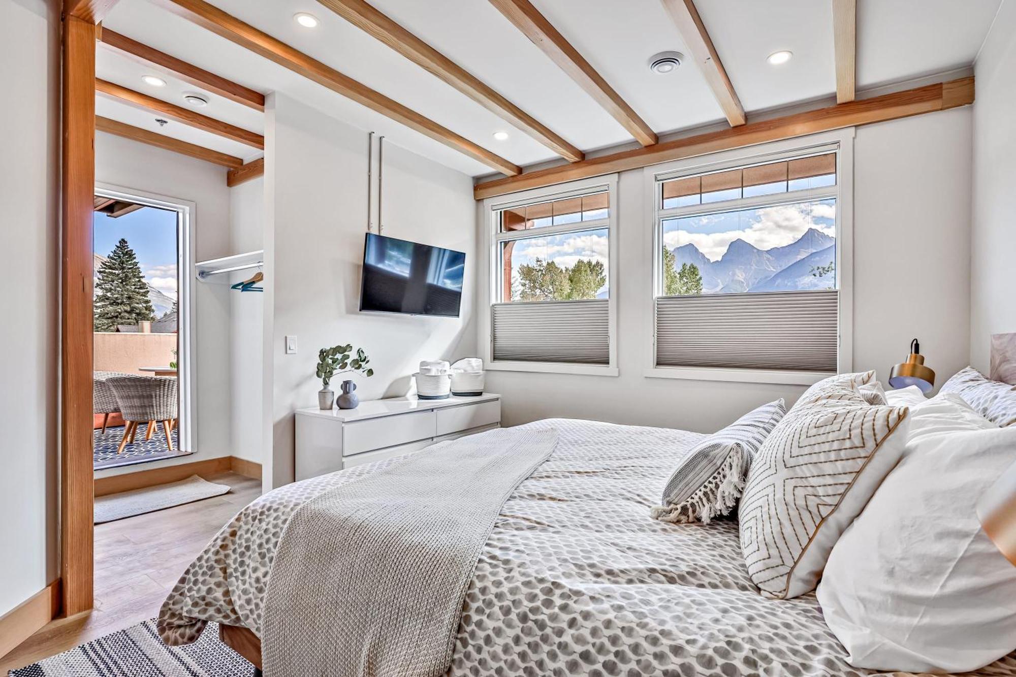 Ravens Crest Lodge - Stunning Views Perfectly Located On Main Street 캔모어 외부 사진