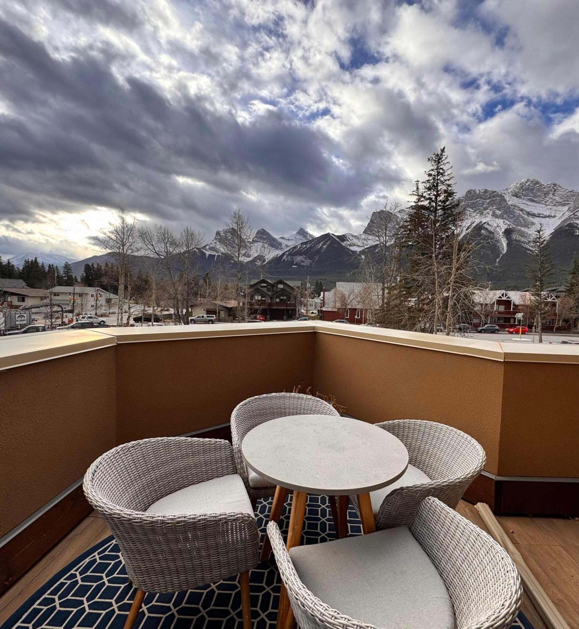 Ravens Crest Lodge - Stunning Views Perfectly Located On Main Street 캔모어 외부 사진