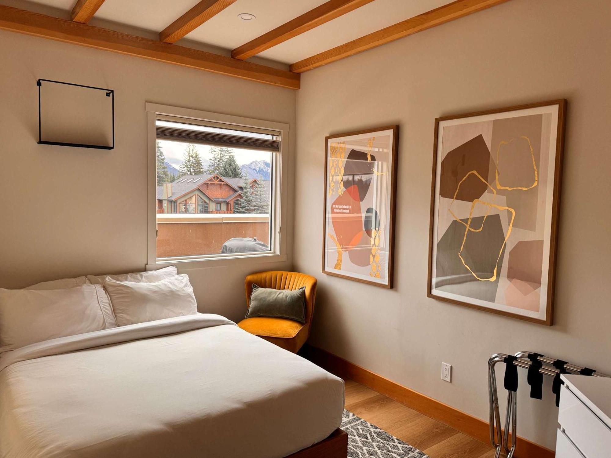Ravens Crest Lodge - Stunning Views Perfectly Located On Main Street 캔모어 외부 사진