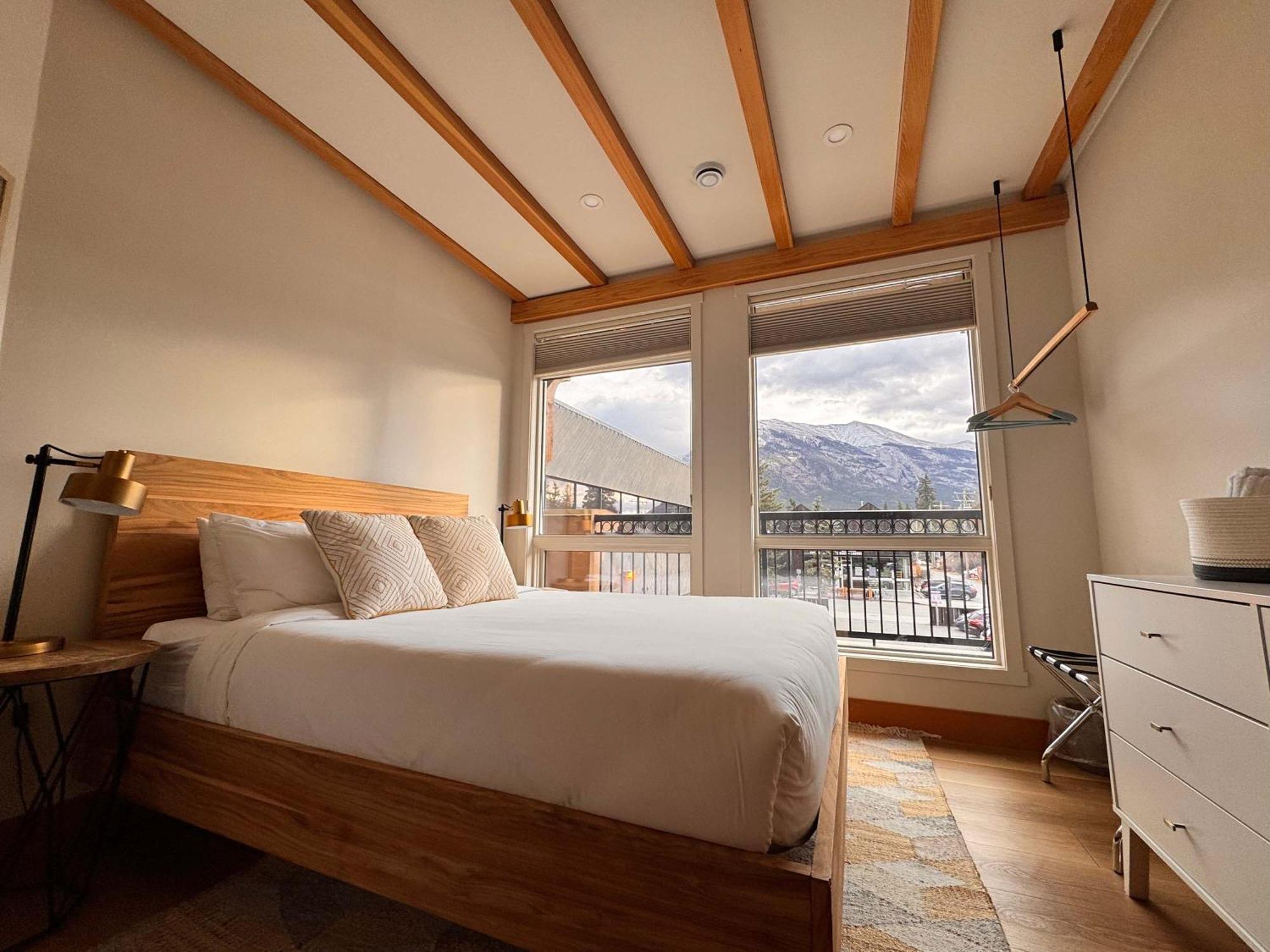 Ravens Crest Lodge - Stunning Views Perfectly Located On Main Street 캔모어 외부 사진